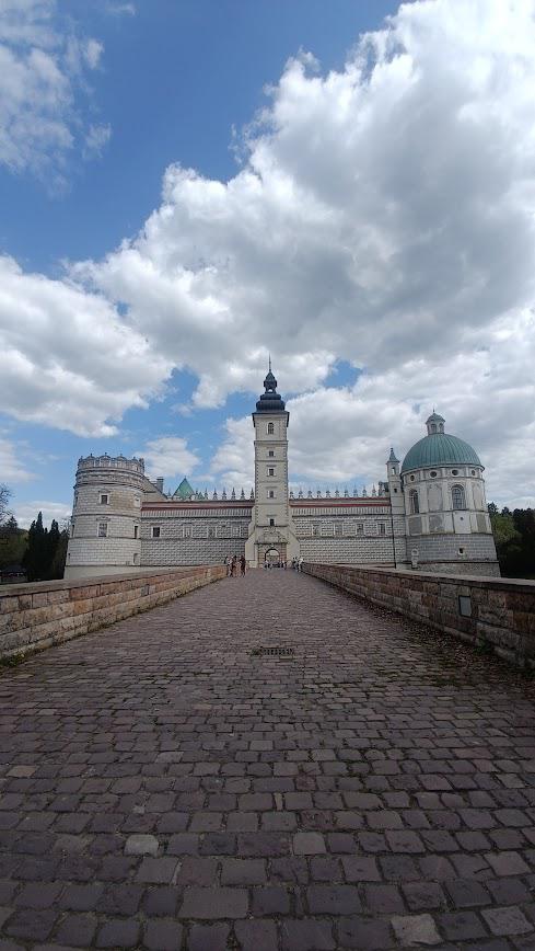 Wejście na zamek w Krasiczynie przez most z bruku