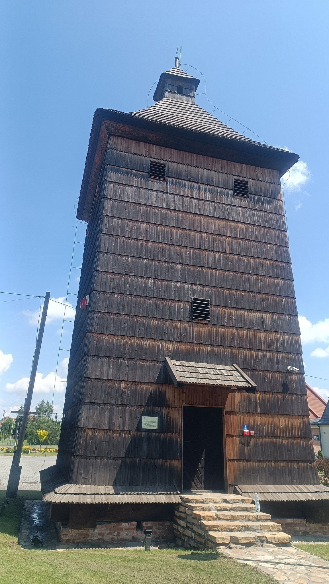 Zabytkowa drewniana dzwonnica przy cerkwi w Młynach